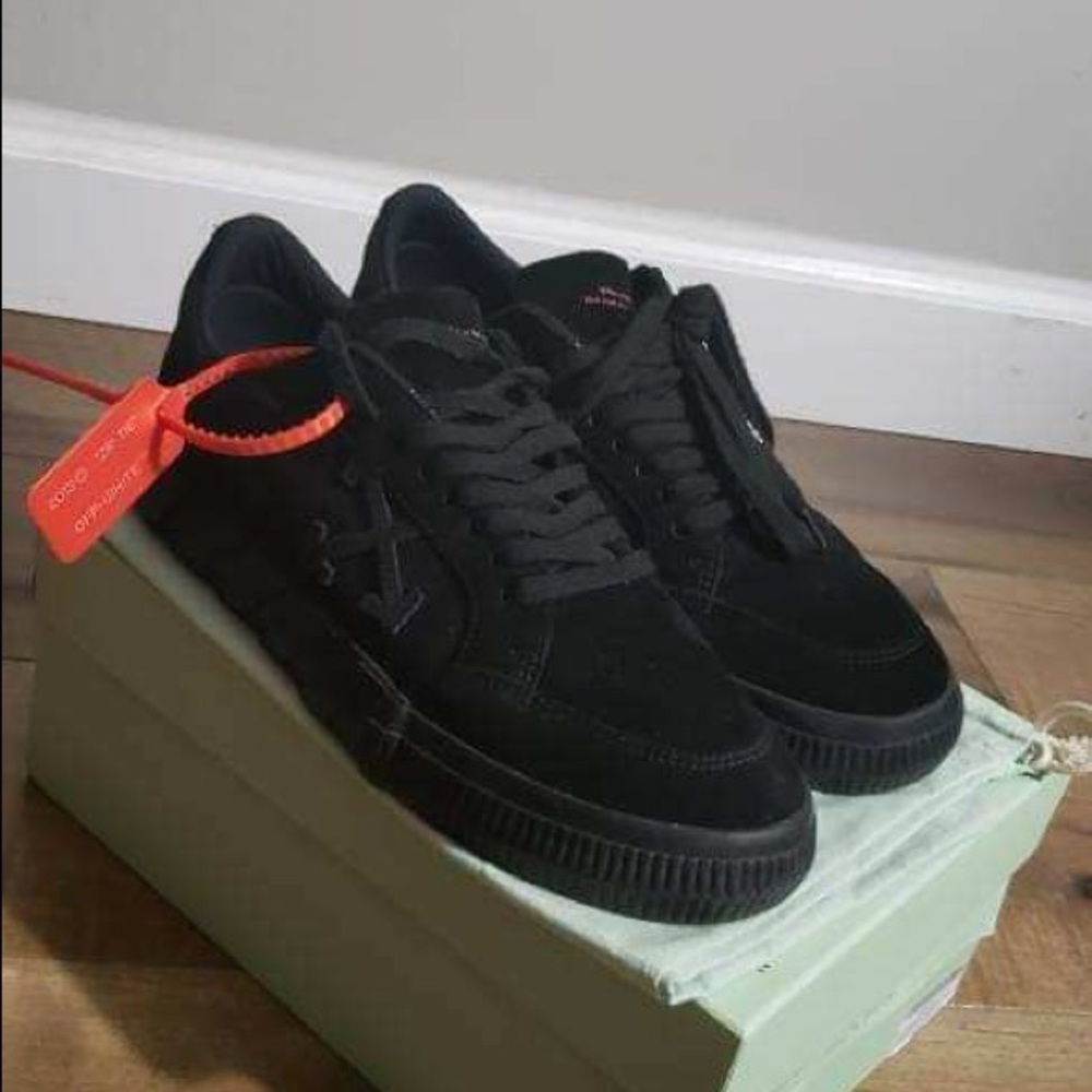 Off whites black low vulcanized canvas